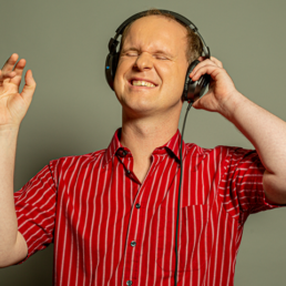 Christian Ohrens trägt einen Kopfhörer und genießt die Musik.