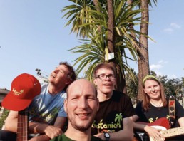 2 Fotos der Band Botanica Loca. Die 4 Musiker*innen stehen mit Instrumenten im Freien vor einer großen Palme.